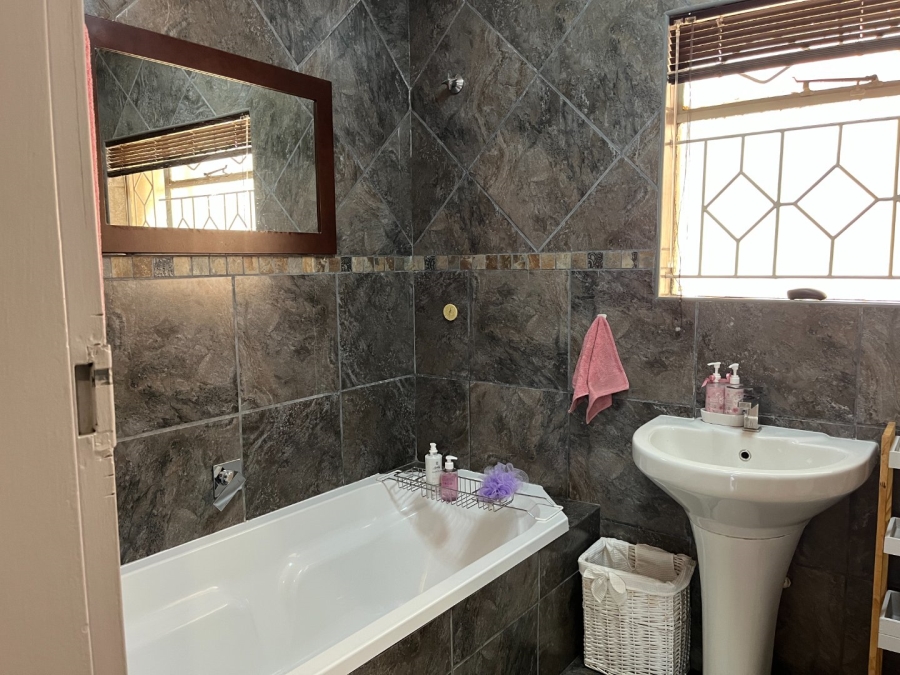 5 Bedroom Property for Sale in Potchefstroom North West